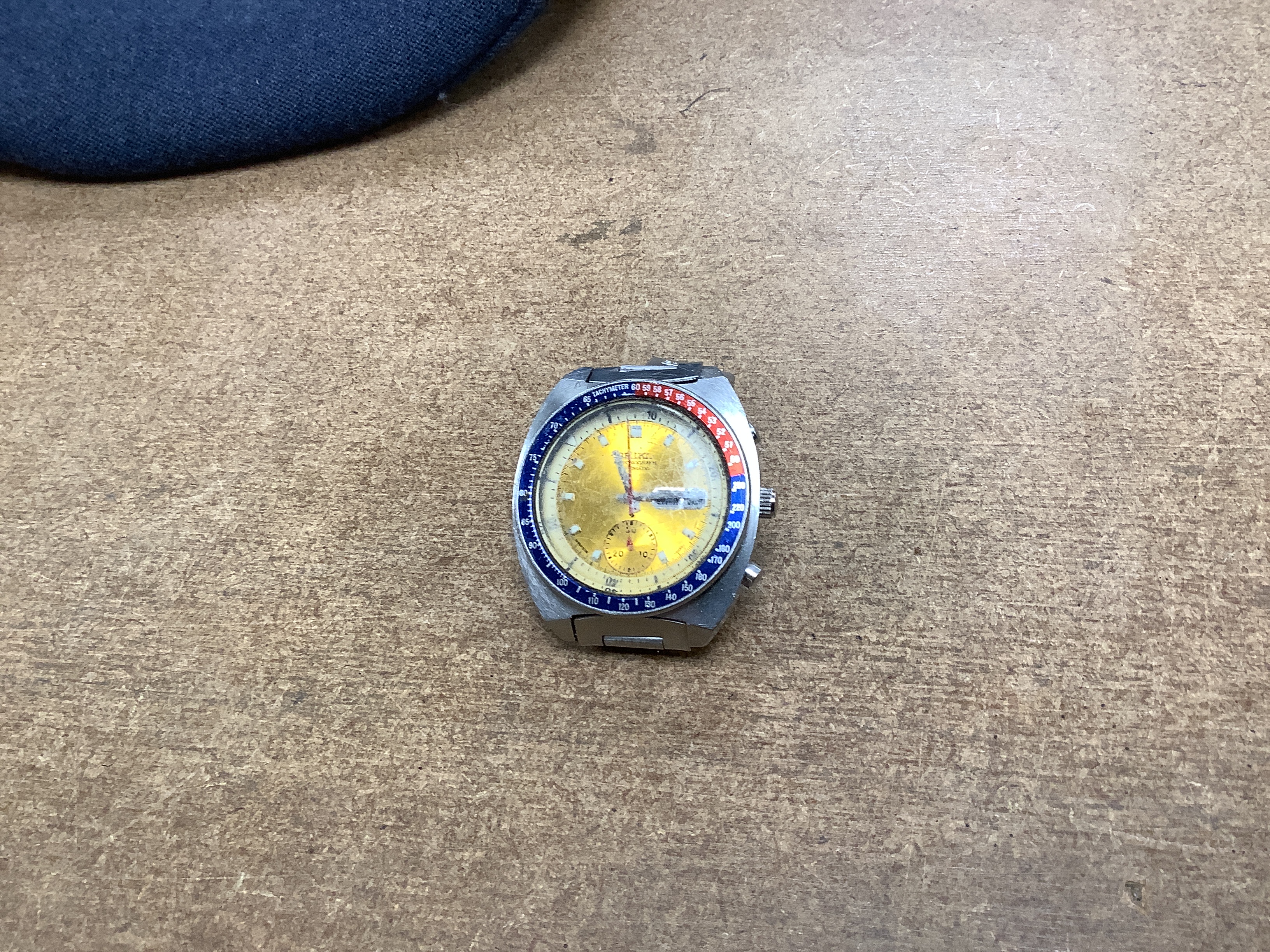 A collection of assorted modern wrist watches, including Seiko Sports, Lorus, Timex, etc.
